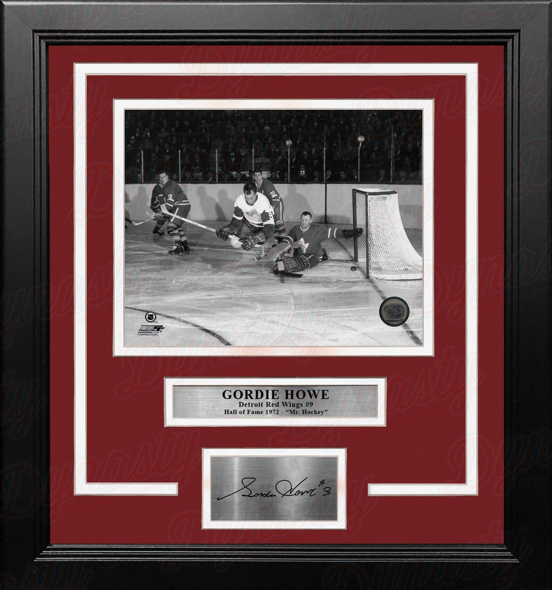 Dynasty Sports & Framing Engraved Signatures Gordie Howe in Action Detroit Red Wings 8" x 10" Framed Hockey Photo with Engraved Autograph