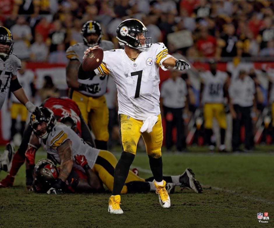 Dynasty Sports & Framing Unframed Football Photos Ben Roethlisberger Blackout Action Pittsburgh Steelers 8" x 10" Football Photo